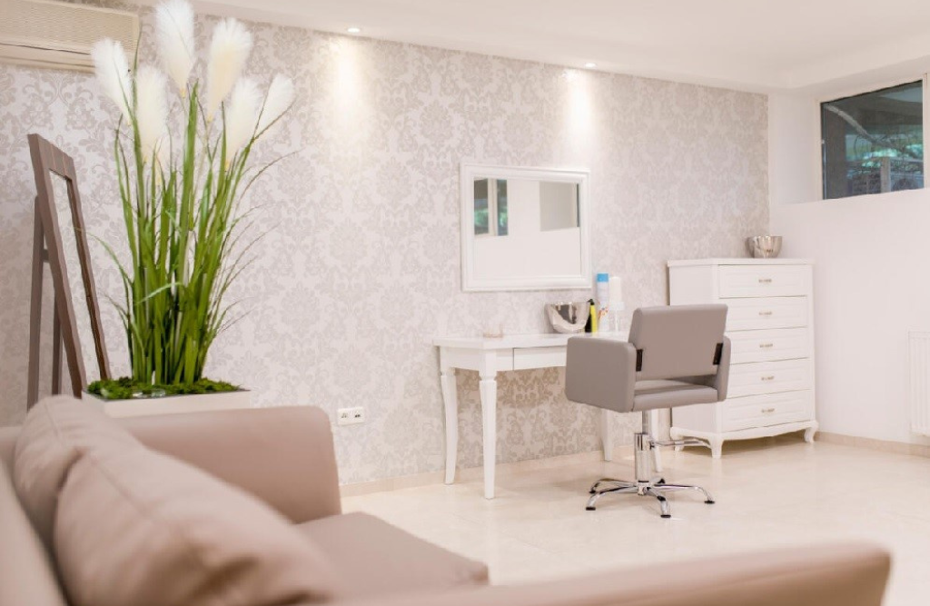 Podopieczni Domu Opieki Senior Marina w Ryni mają do dyspozycji komfortowe pokoje i apartamenty