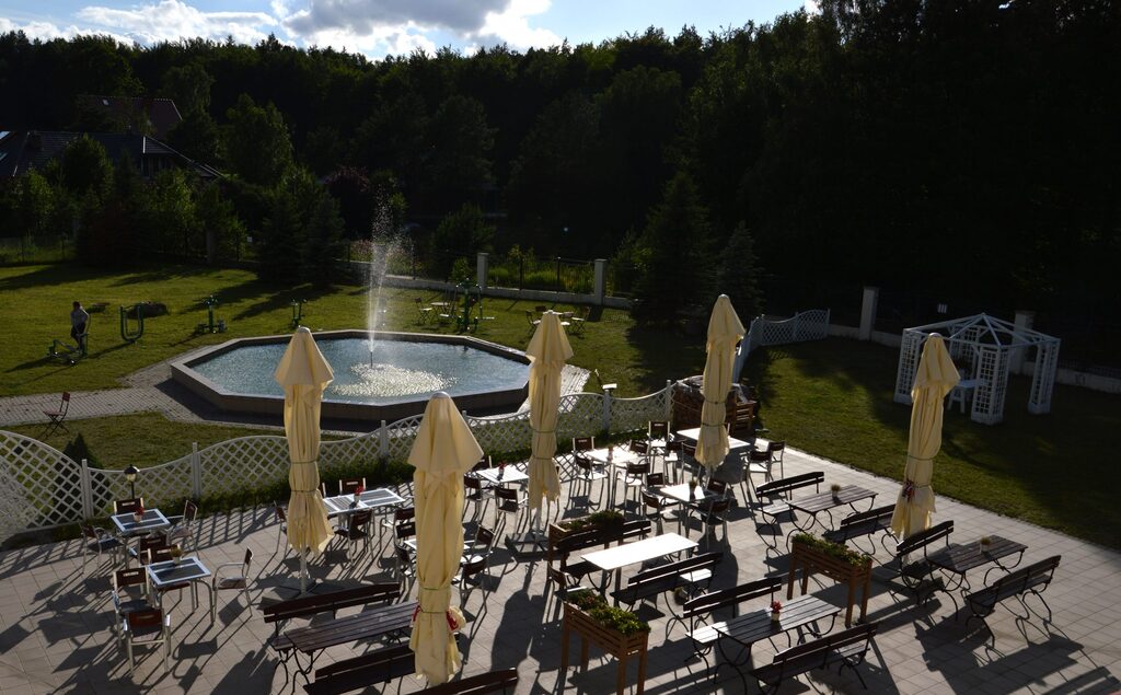 Na terenie Dworu Seniora „Zielone Wzgórze" w Koleczkowie znajduje się ogród z urządzeniami do ćwiczeń i miejscem do relaksu