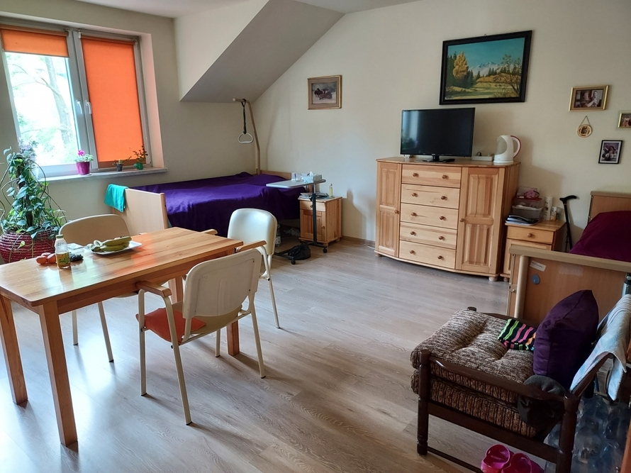 Pensjonariusze Domu Opieki Społecznej w Bystrej mają do dyspozycji przestronne i wygodnie urządzone pokoje