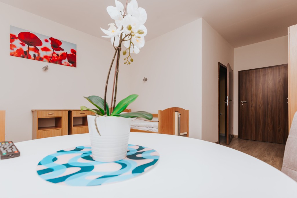 Mieszkańcy Domu Seniora „Słoneczne Wzgórze" w Łaznowskiej Woli mają do dyspozycji jasne i przestronne pokoje z łazienkami