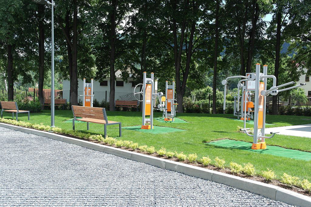 Centrum Opieki „TriVita" w Porąbce oddaje do dyspozycji seniorów ogród z zewnętrzną siłownią