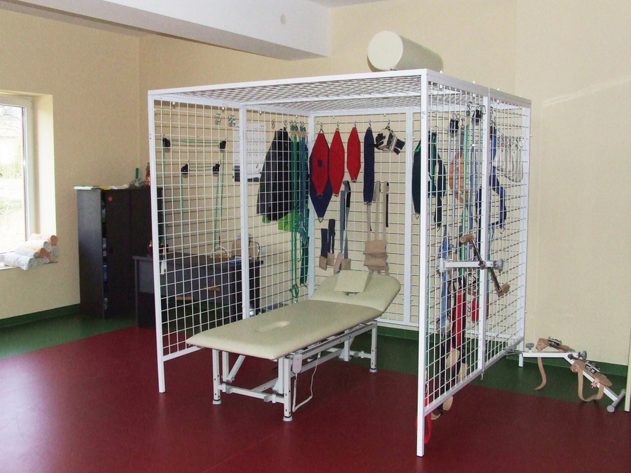 Dom Pomocy Społecznej w Bystrej dysponuje własnym zapleczem rehabilitacyjnym, w tym salą do kinezyterapii