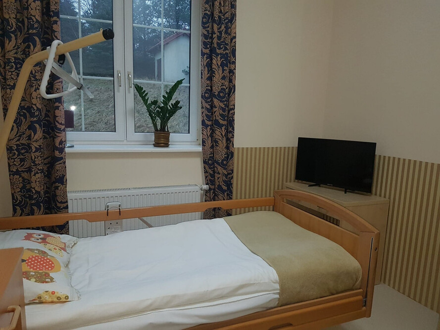 Podopieczni Dworu Seniora „Zielone Wzgórze" w Koleczkowie mieszkają w pokojach i apartamentacj z łazienkami