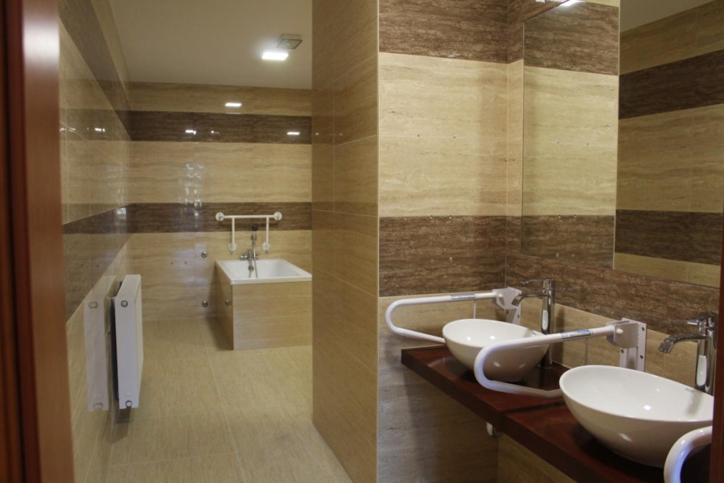 Łazienki w Domu Opieki ,,Seniorowo" w Poznaniu są przyjazne osobom niepełnosprawnym