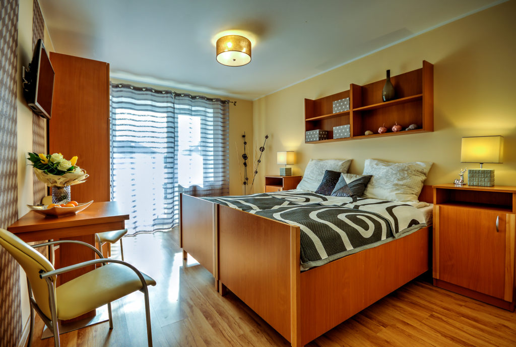 Pokoje w Domu Seniora „JASO" w Grzybowie są eleganckie i komfortowe