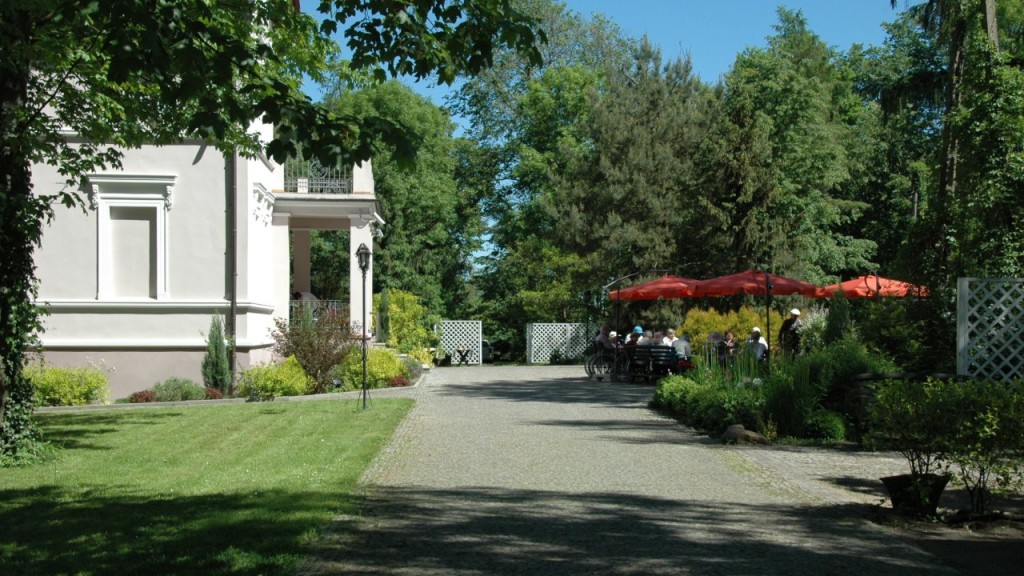 Park przed Domem Seniora „Pod Aniołem" w Jelitowie