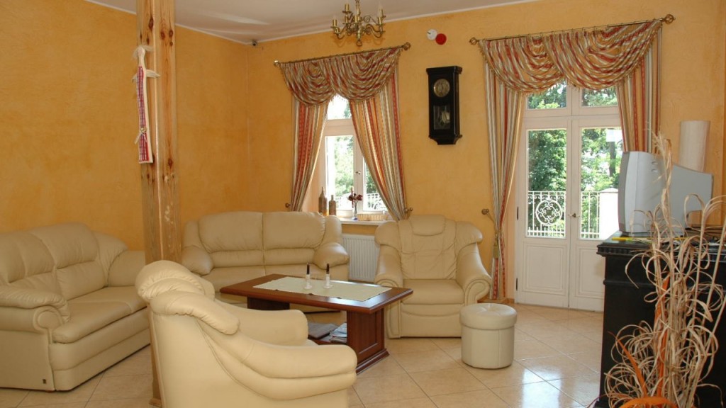 Dom Seniora „Pod Aniołem" w Jelitowie oddaje do dyspozycji seniorów przestrzenie wspólne - na zdjęciu salon z TV