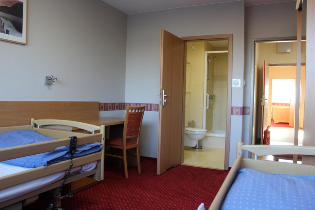 Dom Opieki „Seniorowo" w Poznaniu dysponuje komfortowymi pokojami - w każdym z nich znajduje się prywatna łazienka