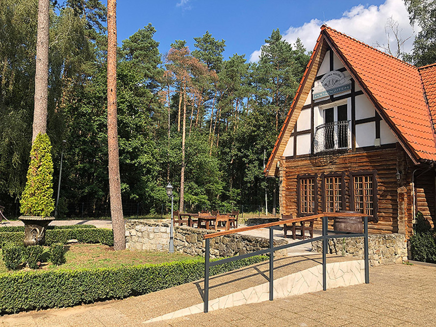 Dom Opieki i Wsparcia „Senior Park" we wsi Pucie otacza las