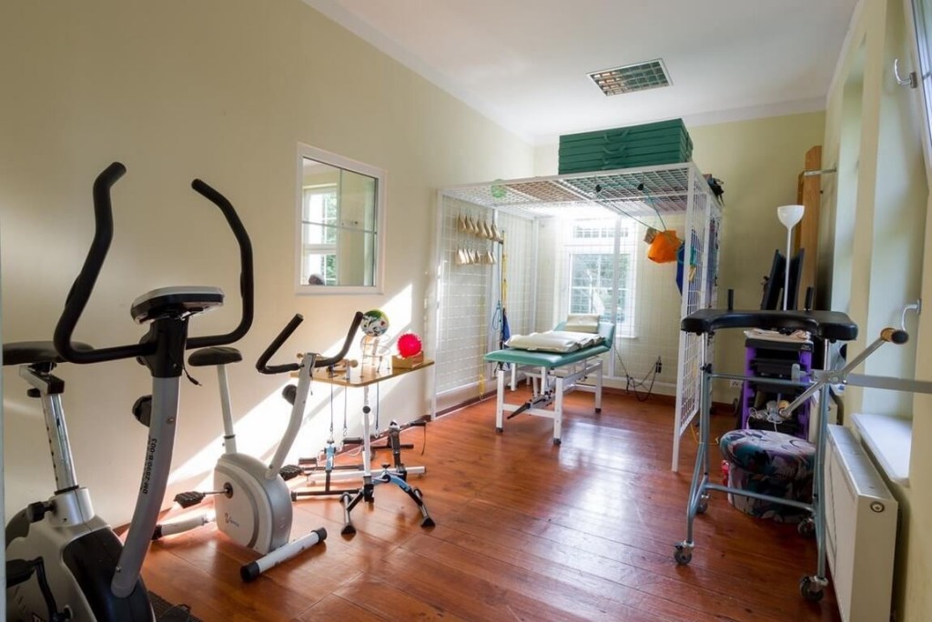 W Rezydencji Seniora w Dąbrówce Wielkiej znajduje się dobrze wyposażona sala rehabilitacyjna