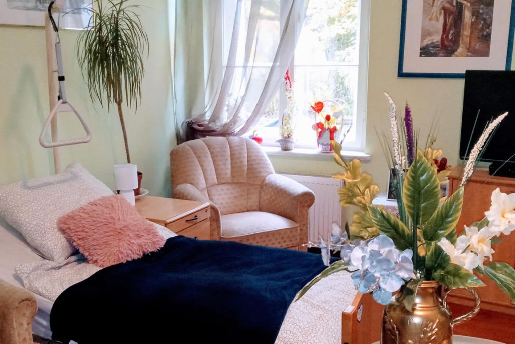 Podopieczni Rezydencji Seniora w Dąbrówce Wielkiej mieszkają w przytulnych pokojach z wieloma udogodnieniami