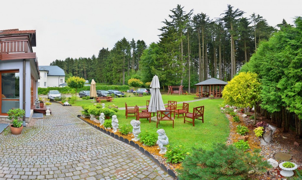 Dom opieki „Rezydencja Rydz" w Kudowie-Zdroju dysponuje przestronnym ogrodem z wiatą grillową i siłownią plenerową