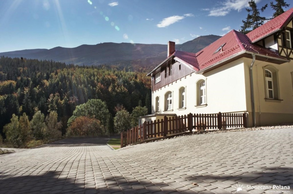 Sudecki Dom Seniora „Słoneczna Polana" w Szklarskiej Porębie leży w malowniczej, górskiej okolicy 