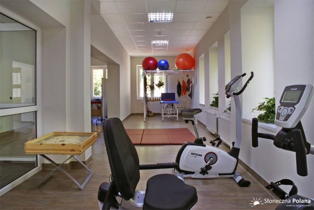 Sudecki Dom Seniora „Słoneczna Polana" w Szklarskiej Porębie  dysponuje własną salą do terapii zajęciowej i rehabilitacji