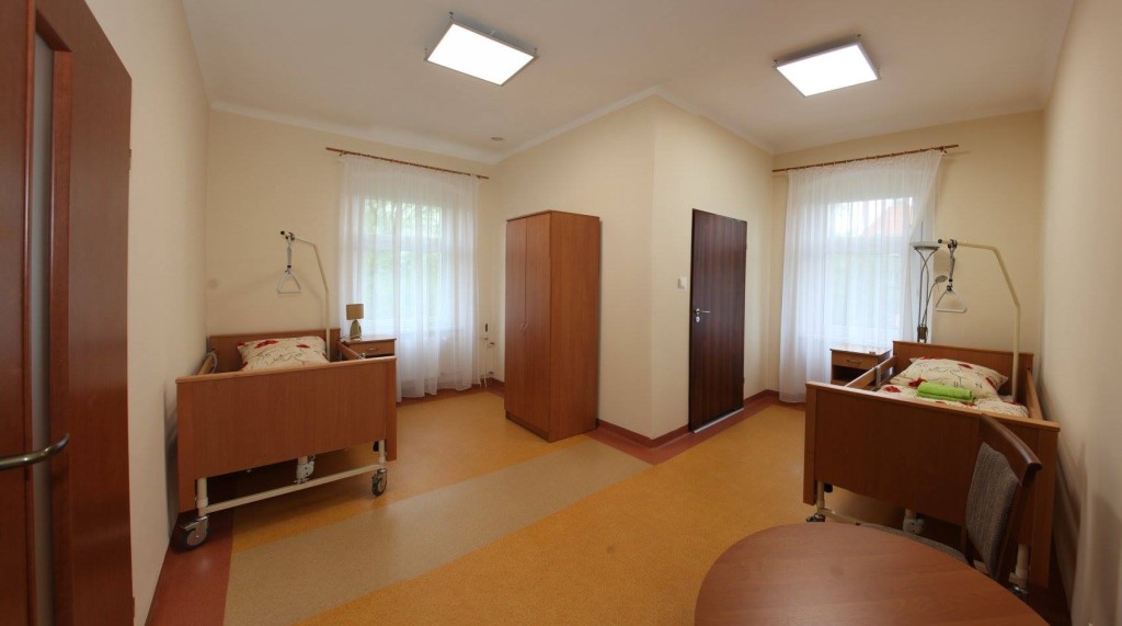 Pokoje w Domu Seniora „Przystań" w Ścinawie są jasne, przestronne i dostosowane do osób niepełnosprawnych