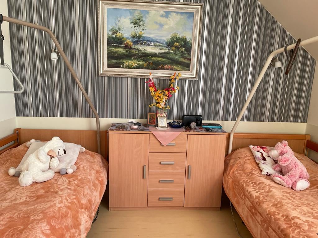 Pokoje w Domu Opieki „Nasz Dom" w Komarowie są komfortowo urządzone i wyposażone w niezbędne udogodnienia