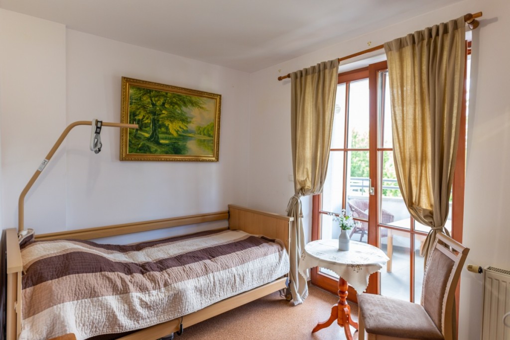 Podopieczni Domu Opieki „Rezydencja Rydz" w Kudowie-Zdroju mają do dyspozycji komfortowe i jasne pokoje z balkonami