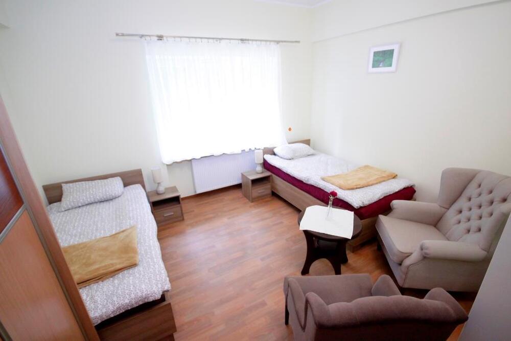 Podopieczni Domu Seniora „Pałac Roztocznik"mieszkają w wygodnych pokojach z łazienkami