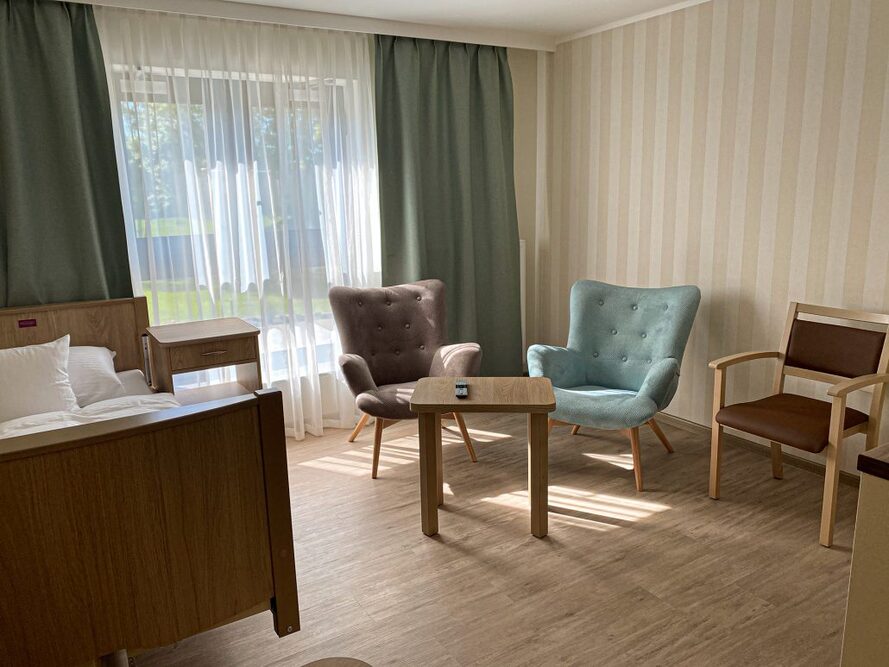 Podopieczni Domu Seniora „Amazonka" w Mosznej mają do dyspozycji jasne i komfortowe pokoje 