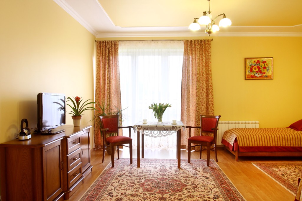 Mieszkańcy Domu Seniora „Willa Kalina" w Konstancinie-Jeziornej mają do dyspozycji wygodne i jasne pokoje oraz przestronne apartamenty