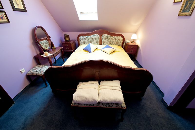 Podopieczni Domu Seniora „Piastów Gród" w Dusznikach-Zdroju mieszkają w eleganckich pokojach z łazienkami