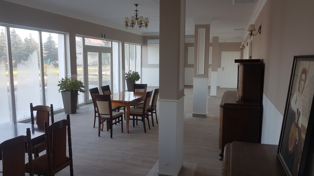 Mieszkańcu Domu Seniora „Nad Stawem" w Janowie mają do dyspozycji pokój dzienny połączony z jadalnią