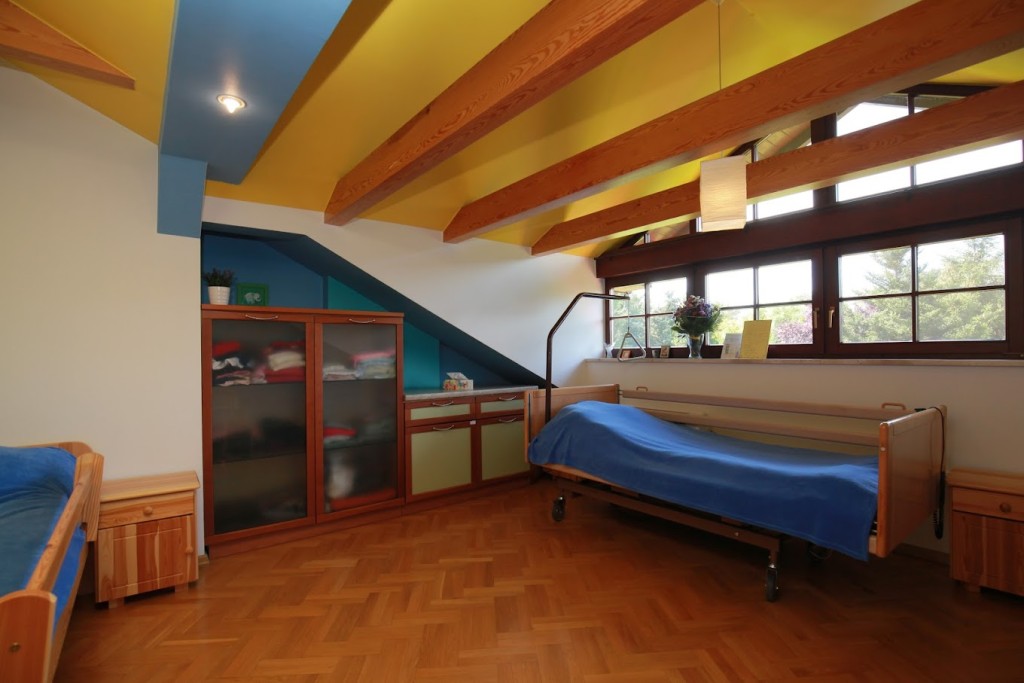 Placówka Całodobowej Opieki „Radosny Dom Seniora" w Łodzi dysponuje komfortowymi i przestronnymi pokojami