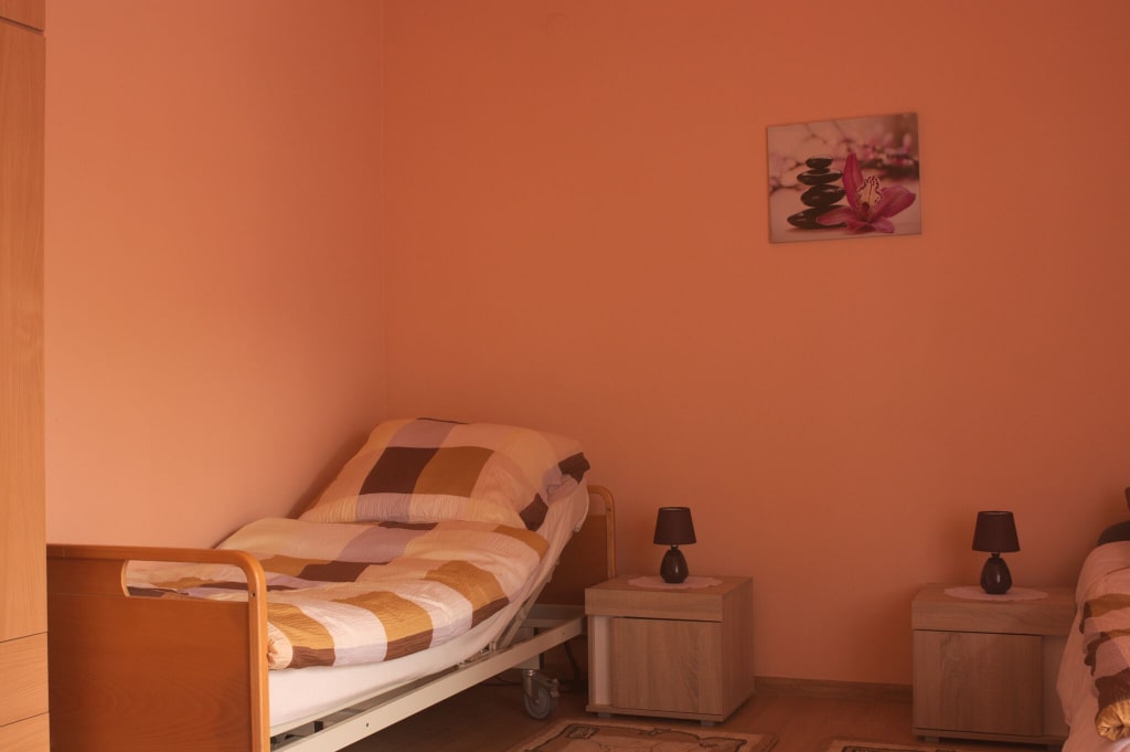 Podopieczni Rodzinnego Domu Seniora „Słoneczna Jesień" w Brzeszczach mieszkają w jasnych, przytulnych pokojach