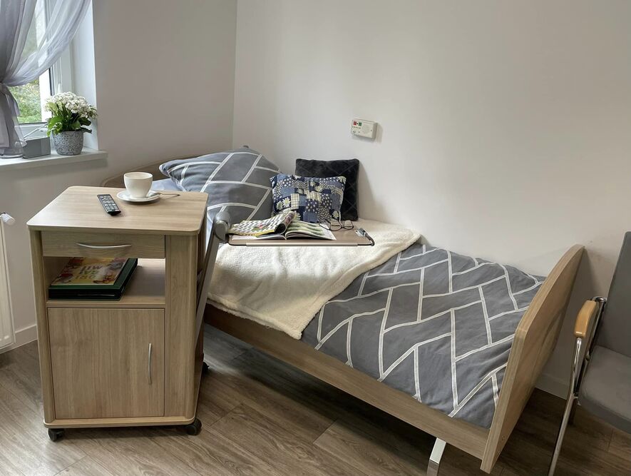 Pokoje w Domu Seniora „Pod Topolami" w Piotrkowie Kujawskim dostosowane są do potrzeb osób z niepełnosprawnościami