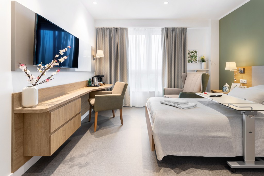 Pokoje w Domu Opieki „Rezydencja Dzielna" w Warszawie są jasne, eleganckie i wyposażone we wszelkie niezbędne udogodnienia