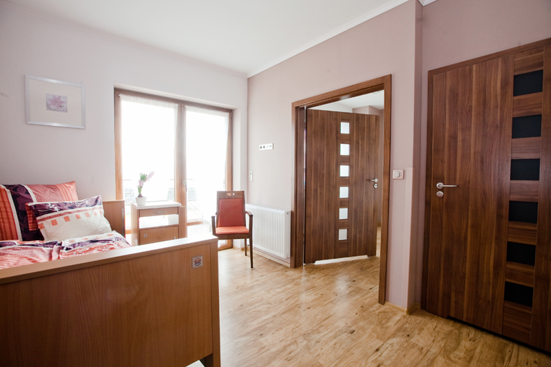 Prywatny Dom Opieki „Pensjonat pod Lipami" w Woźnikach oferuje swoim podopiecznym różne opcje zakwaterowania