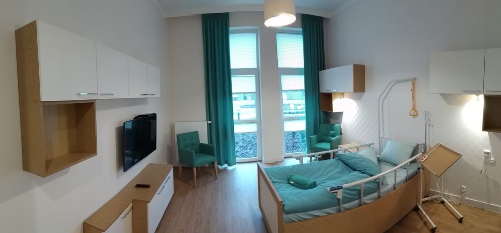 Mieszkańcy Domu Opieki „Willa Harmonia" w Pruszkowie mają do dyspozycji wygodne i nowocześnie urządzone pokoje 