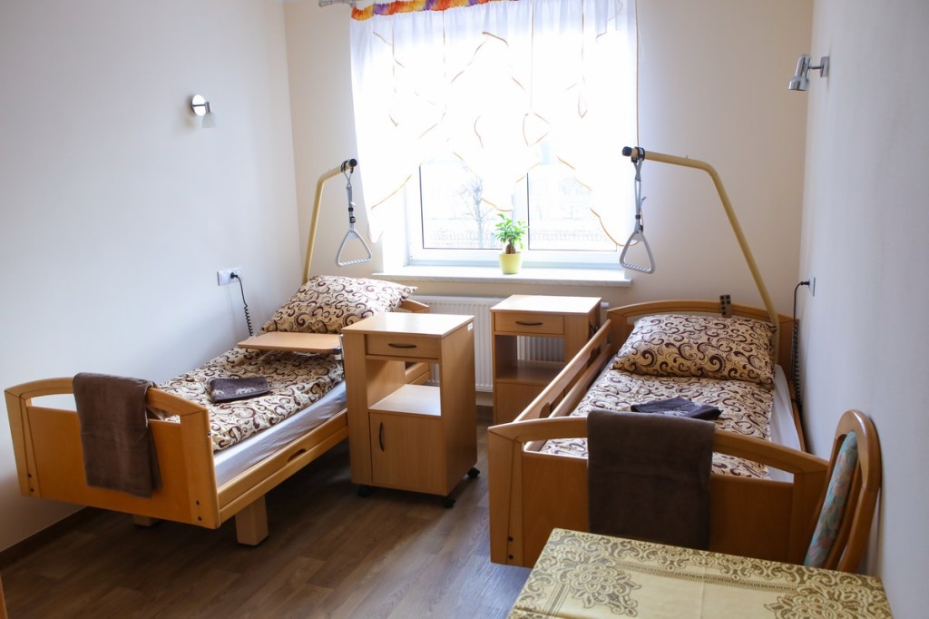 Pokoje w Domu Seniora „Zdzisław" w Ossowicach są jasne, wyposażone w niezbędne udogodnienia i na bieżąco sprzątane