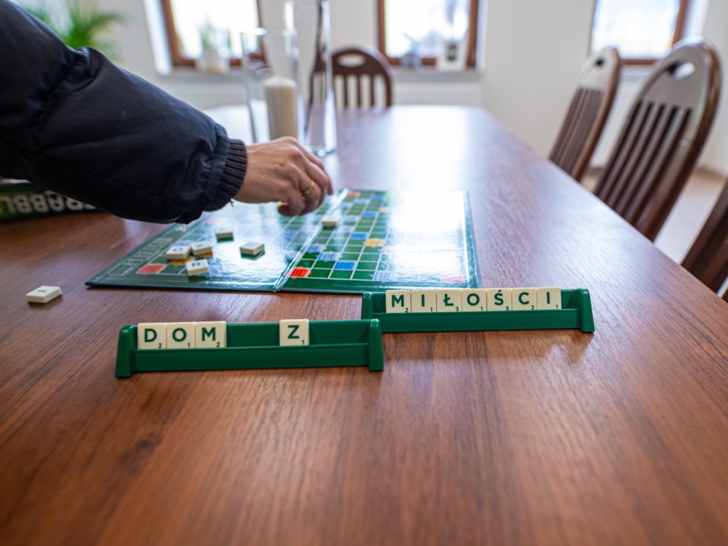 Mieszkańcy Domu Opieki „z Miłości" w Pionkach chętnie spędzają czas wspólnie, na przykład grając w planszówki