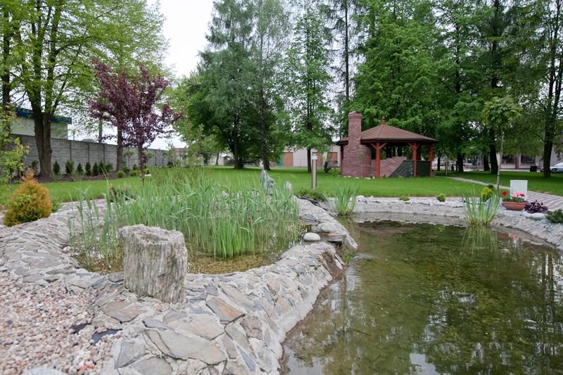 Prywatny Dom Opieki „Pensjonat pod Lipami" w Woźnikach oddaje do dyspozycji seniorów ogród z altaną