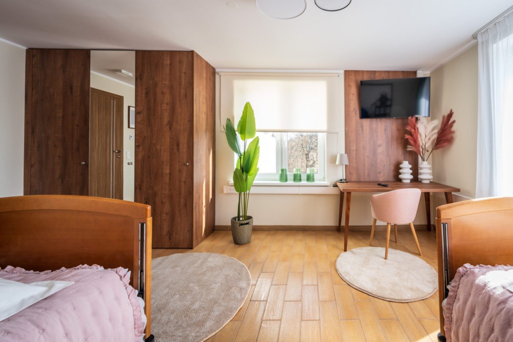 Pokoje w Domu Seniora „ROSE Senior Resort” w Jastrzębiej Górze są jasne i przytulne, a w całym ośrodku panuje domowa atmosfera