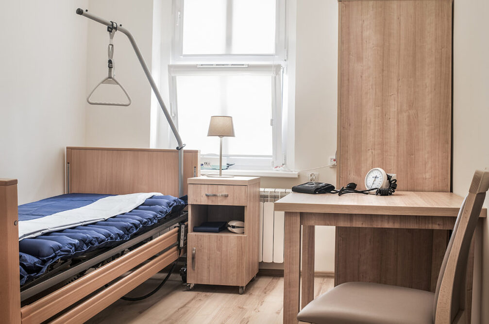 Pokoje w Domu Seniora „Tiliam" w Zawadzkiem są wyposażone w wygodne meble i udogodnienia dla niepełnosprawnych