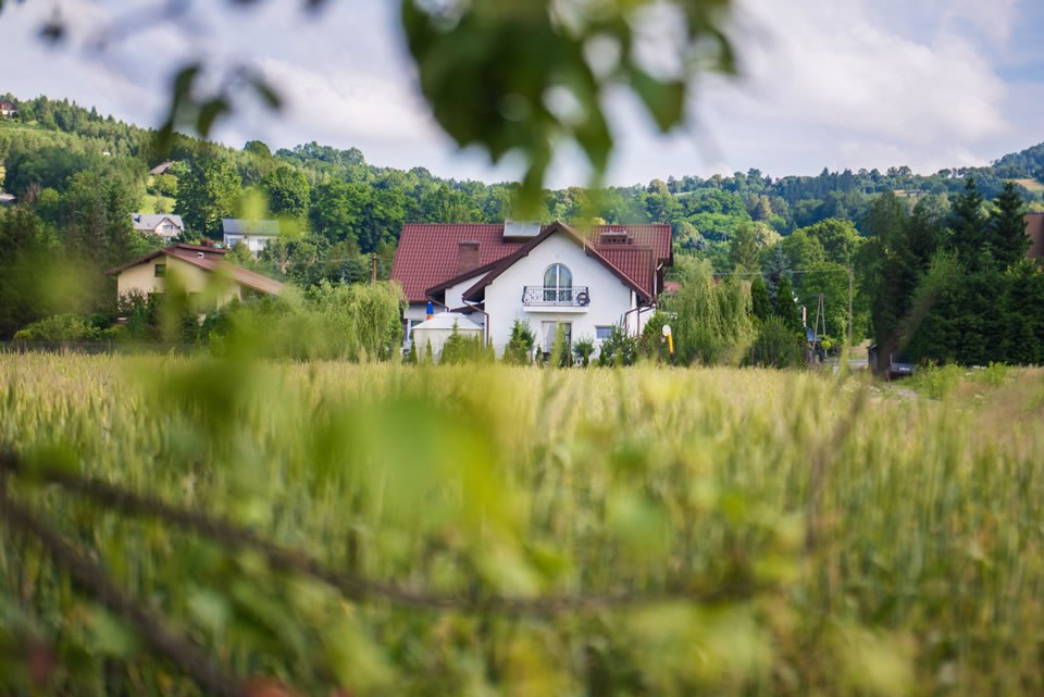 Dom Seniora „Pogodne Dni" w Wielogłowach leży w cichej i spokojnej okolicy 