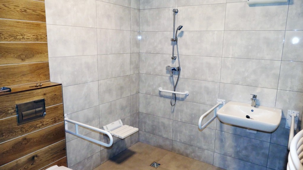 Łazienki w Domu Seniora „Pod Jodłami" w Rybniku posiadają dodatkowe udogodnienia dla niepełnosprawnych