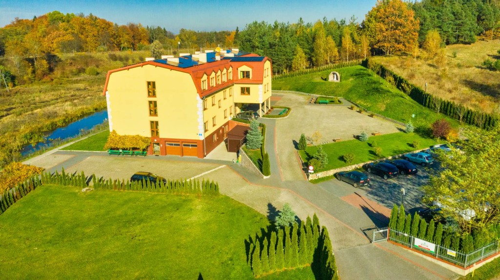 Dom Seniora „Familia" w Szczecinku otoczony jest lasem, co zapewnia poczucie prywatności i stwarza doskonałe warunki do rekreacji