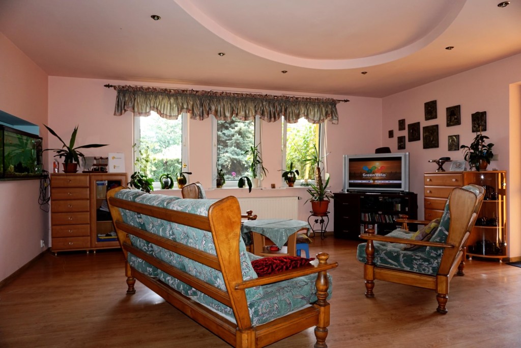 Wspólny salon w Rodzinnym Domu Seniora „Słoneczna Jesień" w Brzeszczach