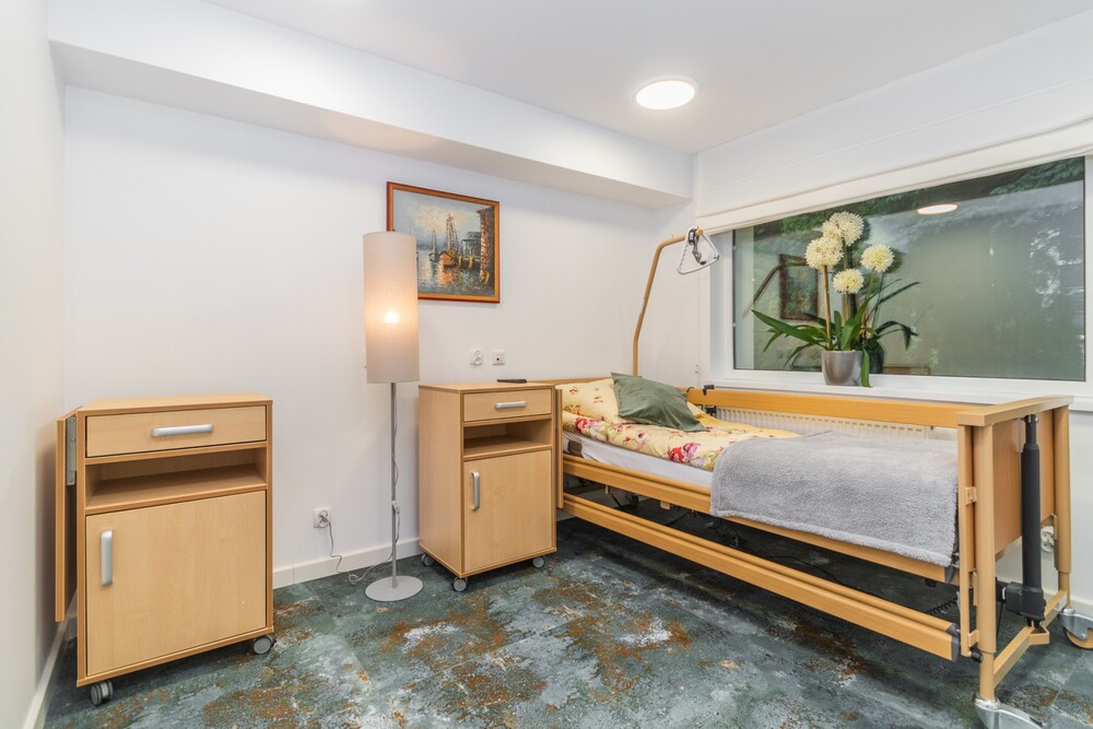 Pokoje w Domu Seniora „Bursztyn" w Jantarze pozbawione są barier architektonicznych i wyposażone w wysokiej jakości sprzęt