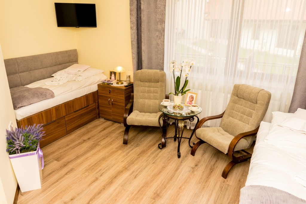 Pokoje w Pensjonacie Seniora „Eden" w Maniowach są jasne, przytulne i pozbawione barier architektonicznych