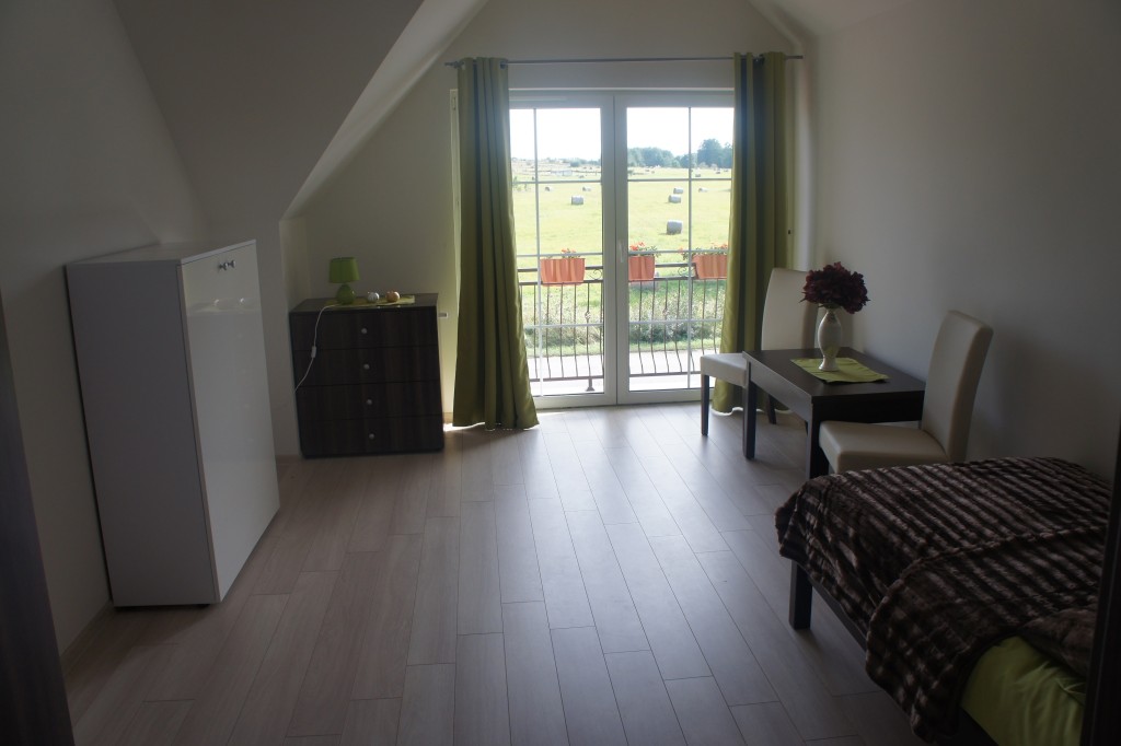 Mieszkańcy Domu Seniora „Stokrotka" w Stobnie mają do dyspozycji przestronne pokoje z malowniczym widokiem na okolicę