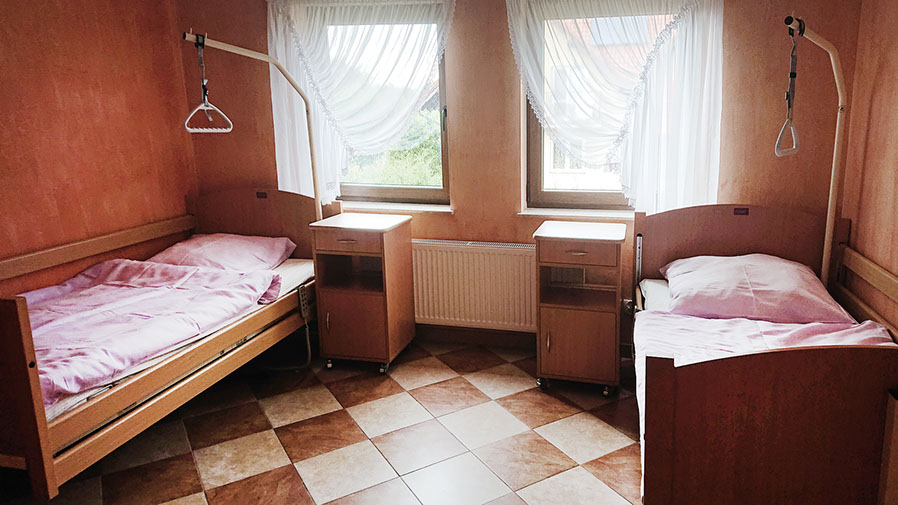 Podopieczni Domu Seniora „Rado" w Stegnie są zakwaterowani w pokojach z łazienkami