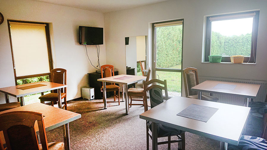 Dom Seniora „Rado" w Stegnie oddaje do dyspozycji swoich podopiecznych salon z TV i biblioteczką