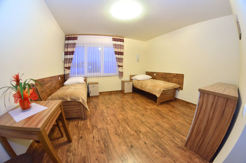 Pokoje w Domu Seniora „Tatrzańska Jesień" w Szaflarach są komfortowe, jasne i pozbawione barier architektonicznych