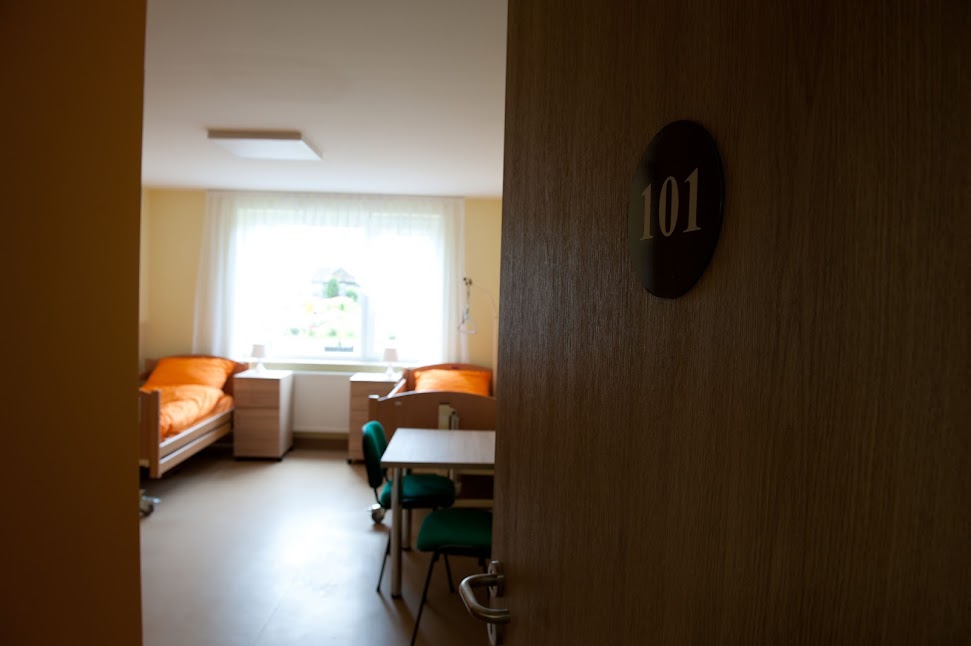 Pokoje w Rodzinnym Domu Opieki „Staś" w Gnojniku są wyposażone we wszystkie niezbędne udogodnienia