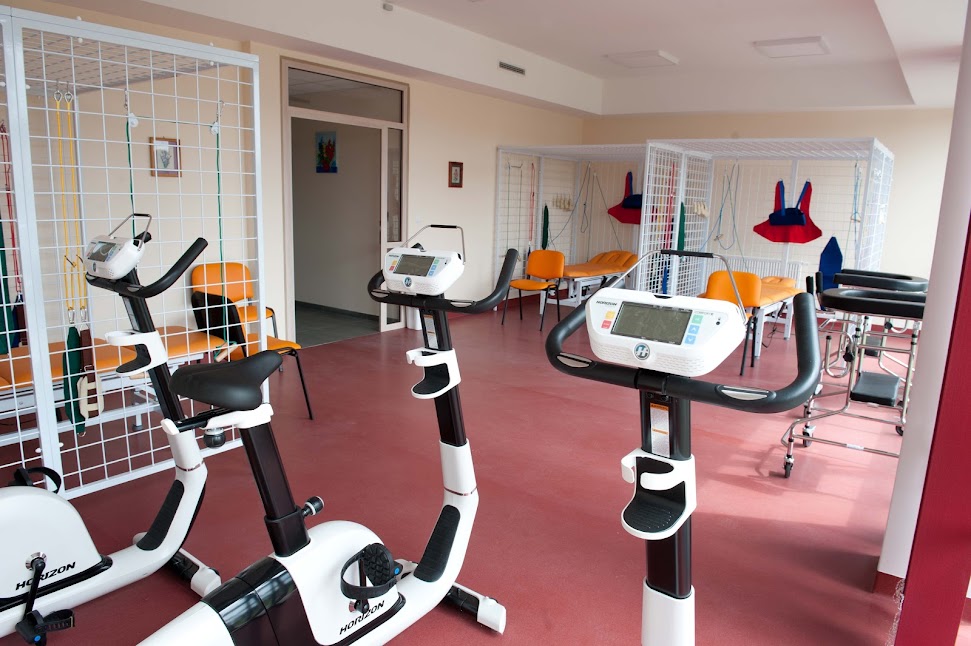 Rodzinny Dom Opieki „Staś" w Gnojniku  posiada własną salę do rehabilitacji wyposażoną w nowoczesny sprzęt 