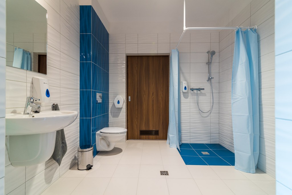 Łazienki w Domu Pogodnej Starości „Słoneczne Wzgórze" w Bolszewie są przyjazne osobom niepełnosprawnym